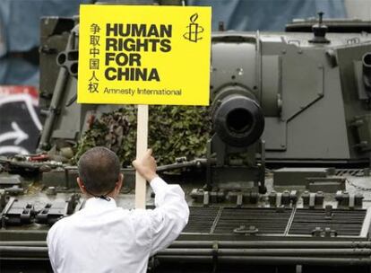 Un activista pro derechos humanos recrea en Londres la escena del chino que encaró un tanque en Tiananmen.