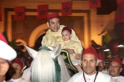 El rey Mohamed VI, con su hijo Hassan, a caballo por las calles de Fez.