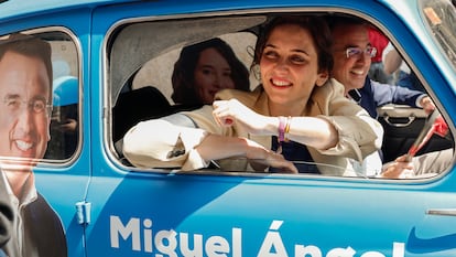 La presidenta regional y candidata del PP a la reelección, Isabel Díaz Ayuso (i), junto al candidato a alcalde de Leganés, Miguel Ángel Recuenco (d), durante un acto de campaña del Partido Popular en Leganés, en mayo de 2023.