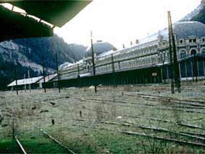 A 1.200 metros de altitud, la estación de Canfranc (1928), reliquia del gran eje transpirenáico.