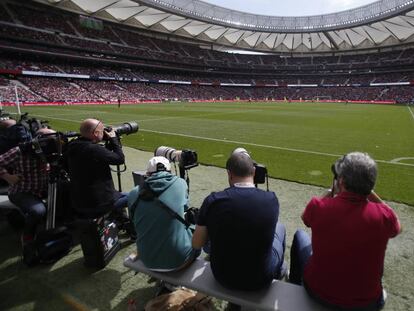 Varios fotógrafos durante el partido entre el Atlético y el Barcelona femenino. 