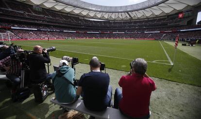 Varios fotógrafos durante el partido entre el Atlético y el Barcelona femenino. 
