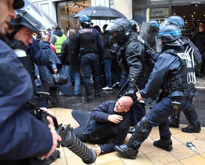 Policías antidisturbios detienen a un hombre durante las protestas de los 'chalecos amarillos' en Burdeos (Francia).