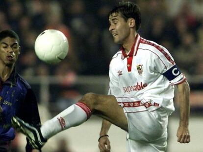 Tsartas controla el balón ante el barcelonista Reiziger en un duelo del Sevilla ante del Barcelona de 1999.