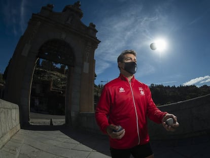 Christian López, en el puente de Alcántara de Toledo.