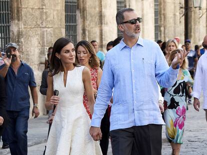 Los Reyes pasean de la mano por las calles de La Habana.