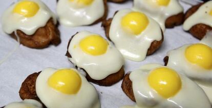 Una torrija con crema de limón disfrazada de huevo frito.