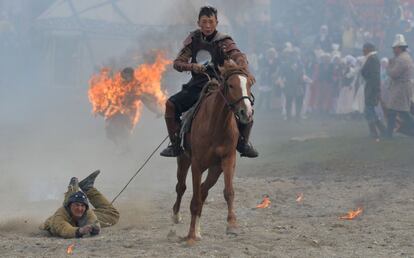 Especialista kirguiso actua durante los 'World Nomad Games 2016' en Kyrchin (Kirguistán). 

