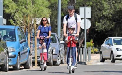 El futbolista Gareth Bale con su mujer e hijos sobre patinete en Madrid, una escena pronto prohibida en Francia