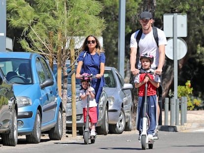 El futbolista Gareth Bale con su mujer e hijos sobre patinete en Madrid, una escena pronto prohibida en Francia