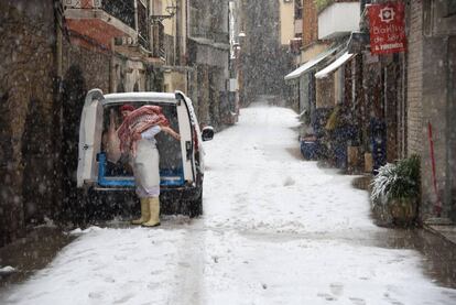 A butcher unloading meat in the Catalan town of Sort (Lleida).