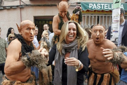 Trinidad Jiménez, durante la visita que realizó ayer al concurso de estatuas vivientes de Leganés.