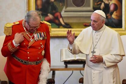 El papa Francisco y al príncipe y gran maestre de la Orden de Malta Robert Matthew Festing el 23 de julio de 2016.