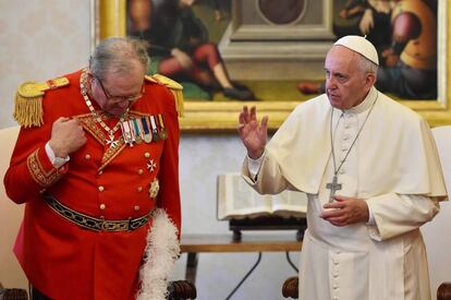 El papa Francisco y al pr&iacute;ncipe y gran maestre de la Orden de Malta Robert Matthew Festing el 23 de julio de 2016. 