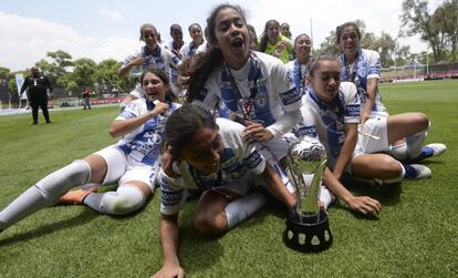 El equipo de Hidalgo celebra con la copa