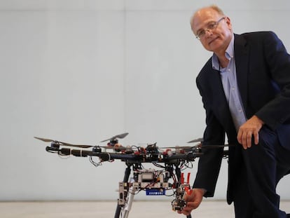 Aníbal Ollero con uno de los drones del proyecto Aeroarms en el IROS 2018. 