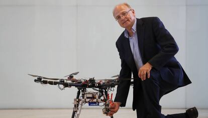 Aníbal Ollero con uno de los drones del proyecto Aeroarms en el IROS 2018. 