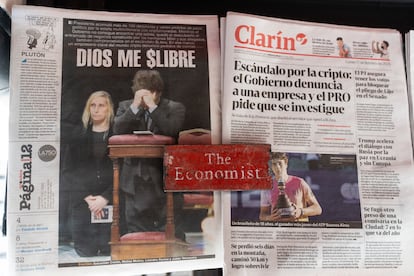 Los diarios argentinos con titulares sobre el escándalo de criptomonedas que involucra al presidente, este lunes en Buenos Aires.