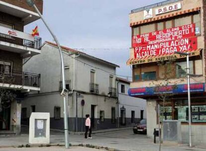 Pancartas contra el futuro aeropuerto de El Álamo en la sede del PSOE.