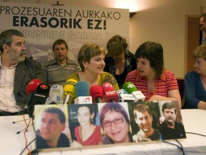 Representantes del Acuerdo de Gernika, en la rueda de prensa que ofrecieron en San Sebastián.