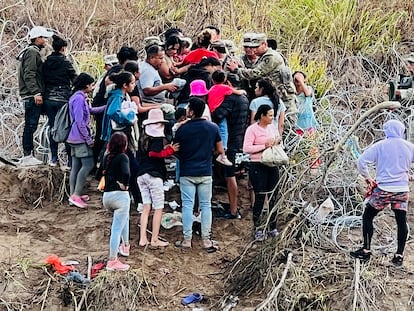 Personas migrantes cruzando el río Bravo para ingresar a Estados Unidos