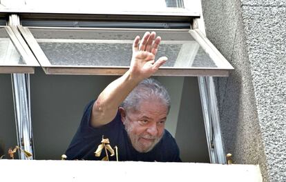 El expresidente Lula da Silva saluda a sus seguidores en la sede del Partido de los Trabajadores, este viernes en São Paulo.