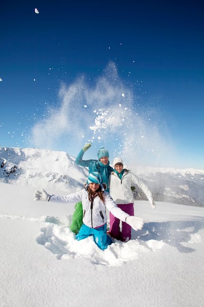 Una familia disfrutando de la nieve en Courchevel (Francia).