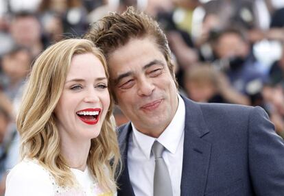 El actor puertorriqueño Benicio del Toro y la actriz británica Emily Blunt posan para los fotógrafos durante la presentación de la película 'Sicario', cinta del director canadiense Denis Villeneuve que compite en la sección oficial del certamen. 19 de mayo de 2015.