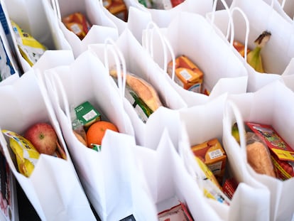 Conjunto de cestas de alimentos listas, preparadas para repartir.