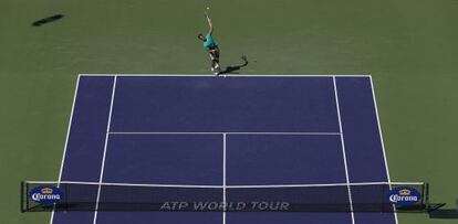 Nadal ejecuta un saque durante el torneo de Indian Wells. 