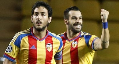 Negredo y Parejo celebran el gol valencianista.