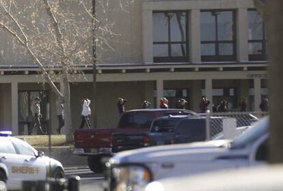 El desalojo de la escuela de Nuevo M&eacute;xico hoy tras el tiroteo.