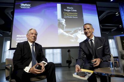 Mario Vargas Llosa y Rubén Gallo presentan 'Conversación en Princeton' en la Fundación Telefónica este jueves.