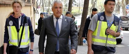 El expresidente de la Asociación de Usuarios de Servicios Bancarios (Ausbanc), Luis Pineda, en el centro