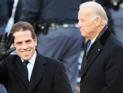 Hunter Biden camina junto a su padre, Joe Biden, en el desfile inaugural de enero 2009 en Washington, DC.