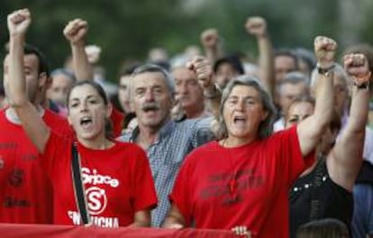 Los trabajadores de Sniace, acompañados por familiares y vecinos, se manifiestan por las calles de Torrelavega (Cantabria) para exigir un cambio de postura a la empresa que está despidiendo a toda la plantilla, unos 500 trabajadores.