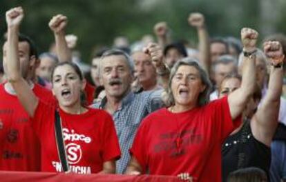 Los trabajadores de Sniace, acompañados por familiares y vecinos, se manifiestan por las calles de Torrelavega (Cantabria) para exigir un cambio de postura a la empresa que está despidiendo a toda la plantilla, unos 500 trabajadores.