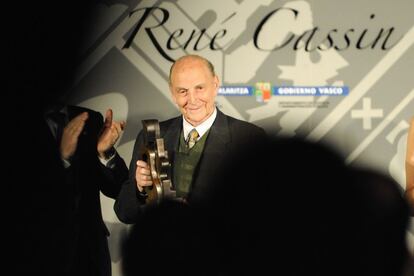 El poeta Marcos Ana tras recibir el premio René Cassin de Derechos Humanos 2009, en Vitoria (Álava).