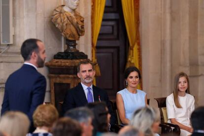 La familia real escucha los méritos de los premiados.