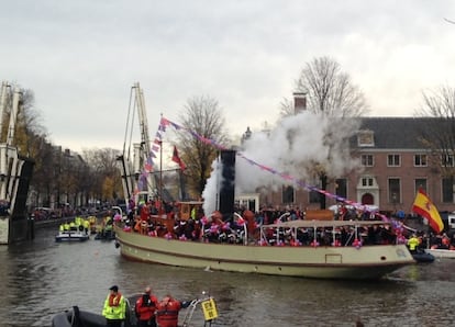 El barco de vapor con la bandera de España por los canales de Ámsterdam.