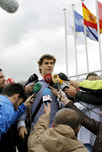 Fernando Llorente, delantero del Athletic, rodeado por periodistas a su llegada a la ciudad deportiva de Las Rozas.