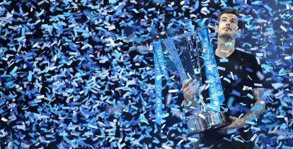 Murray posa con el trofeo de campeón en Londres.