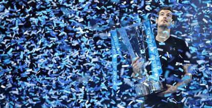 Murray posa con el trofeo de campe&oacute;n en Londres.