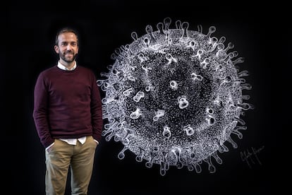 El virólogo Rafael Sanjuán posa con un virus dibujado por su colega Mariano Collantes en el Instituto de Biología Integrativa de Sistemas, en Valencia.