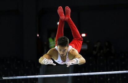El gimnasta español Rubén López compite en la ronda clasificatoria de la modalidad masculina de barra fija en los Campeonatos de Europa de gimnasia artística que se celebran en Cluj-Napoca (Rumanía) hoy, 19 de abril de 2017.