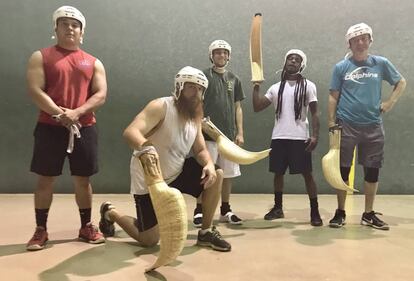 Juan Ramón Arrasate (a la derecha), con sus alumnos de pelota.