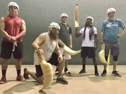 Juan Ramón Arrasate (a la derecha), con sus alumnos de pelota.