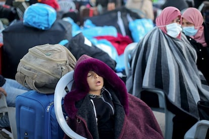 Un niño duerme mientras espera para salir del paso fronterizo de Rafah tras su apertura por las autoridades egipcias, en el sur de la Franja de Gaza, el pasado mes de noviembre.