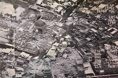 Imagem de satélite distribuída pelo exército iraquiano que mostra a total destruição da mesquita.