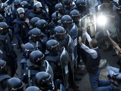 Manifestantes se enfrentan a un nutrido despliegue policial al lado de Congreso de los Diputados. 